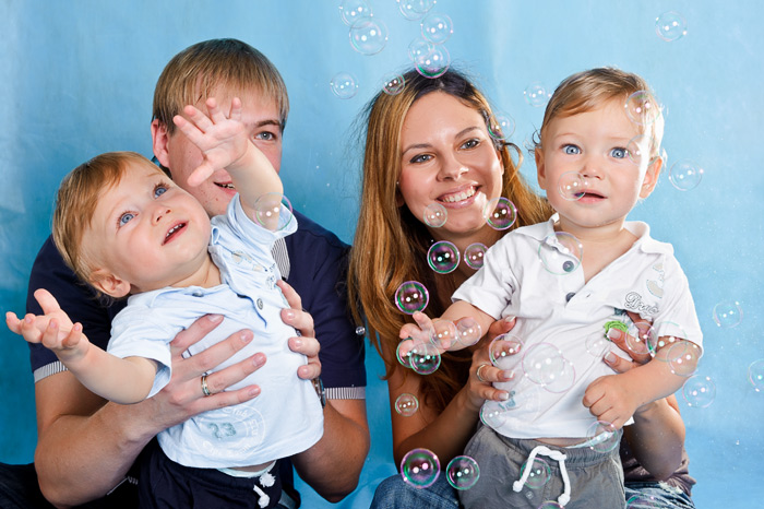 Фотоработы Игоря Губарева: Родители обожают мыльные пузыри не меньше детей.