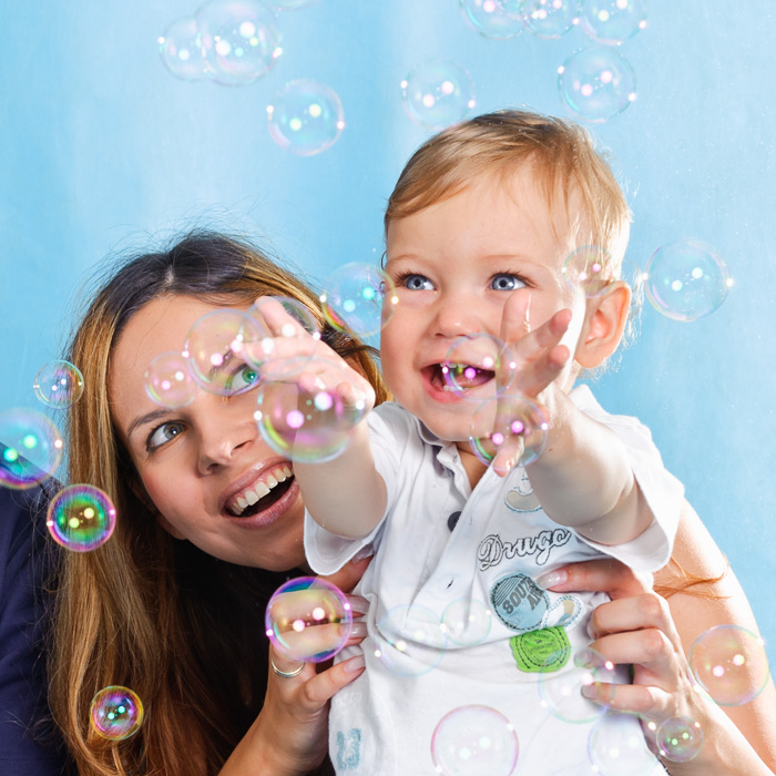Фотографии Игоря Губарева: Во время семейных фотосессий можно использовать мыльные пузыри,  чтобы оживить участников и добавить интересненького переднего плана.