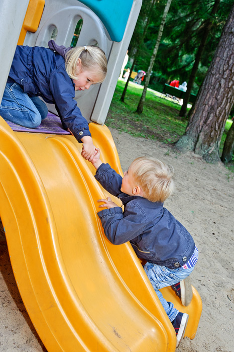 Авторские работы Игоря Губарева: Дети помогают друг другу во время игр.