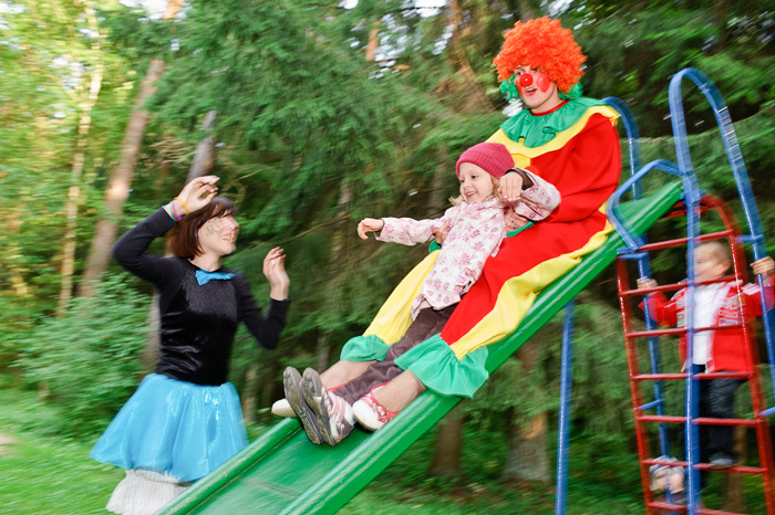Творчество Игоря Губарева: Дети с клоуном на детской площадке.