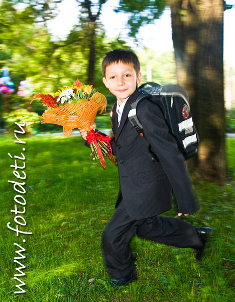 В первый раз в первый класс. Съёмка 1 сентября 2009 года в Королёве. Ребёнок бежит с букетом в школу.