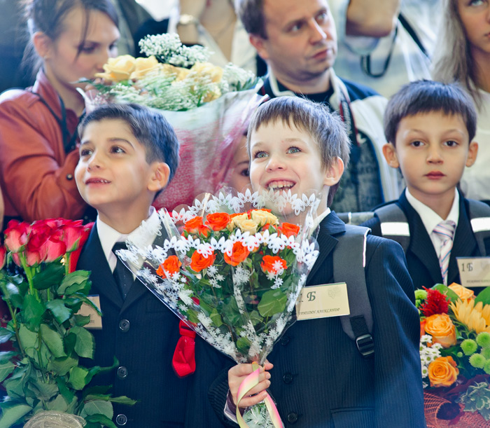 Выезд фотографа для работы в школе Москвы и Подмосковья. Фотографии первоклассников на школьной линейке с букетами цветов.