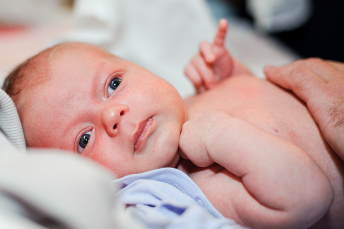 Фотосъёмка младенцев во время крещения. Взгляд новорождённого человека.