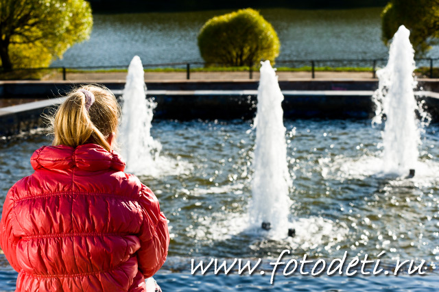Профессиональное фото ребёнка / Ребёнок созерцает струи фонтана в Зеленоградском парке.