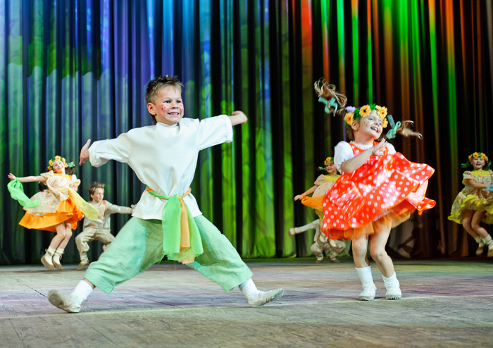 Русские народные танцы в исполнении детей артистов на творческом фестивале.  Новое фото - 16374