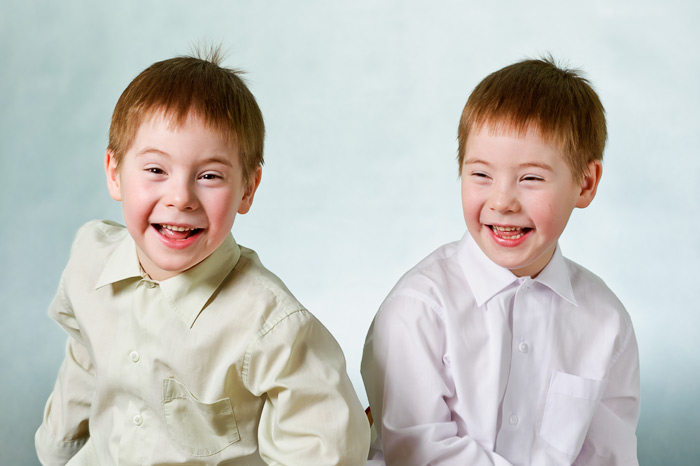 Другие секреты фотосъёмки детей и фотографии детей на веб-сайте www.fotodeti.ru. На фото близнецы.