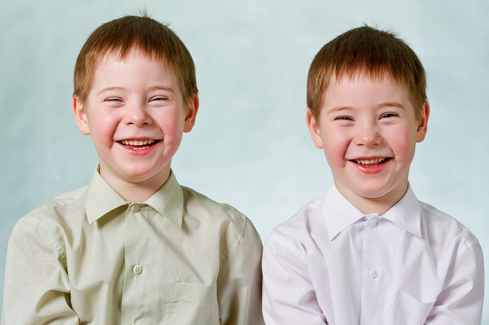 Как сделать весёлые фото детей? Фотографируя их, можно следовать всем известному правилу «Лови момент», но намного интереснее создать эмоциональные сюжеты, чтобы сразу их запечатлеть. Братья близнецы.