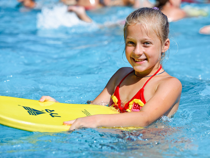 Дети купаются в бассейне в летнем лагере отдыха. Жаркое лето 2010 года. Фотография, ID 17230