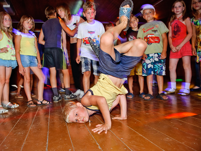 Дети танцуют нижний брейк на детской дискотеке в оздоровительном лагере. Фотография, ID 17247