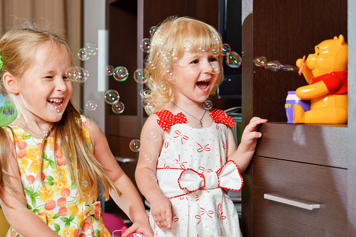 Фото детей московского фотографа Губарева Игоря в авторском проекте. Съёмка детских праздников для в помещении.