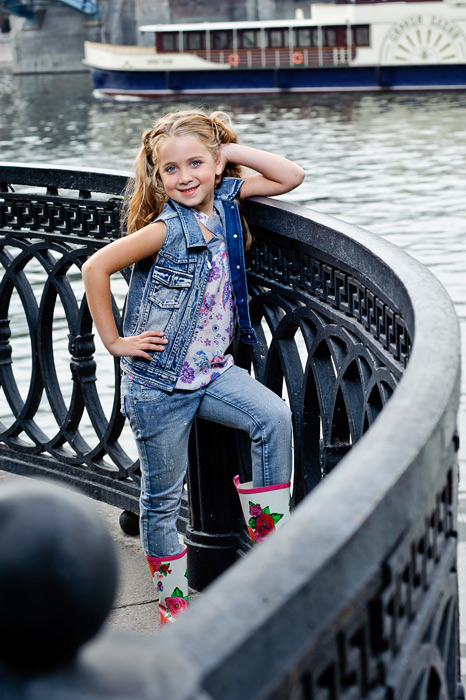 Фото детей детского фотографа Губарева Игоря в фотогалерее. Фэшн съёмка детей-моделей в имиджевый каталог производителей модной одежды для детей.