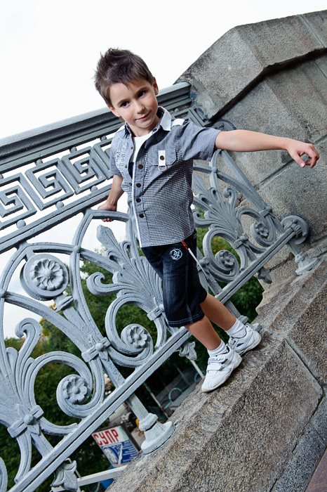 Детский и семейный фотограф Губарев Игорьпредставляет портфолиов авторском проекте.. Фэшн съёмка маленьких фотомоделей по заказу производителей одежды для детей.