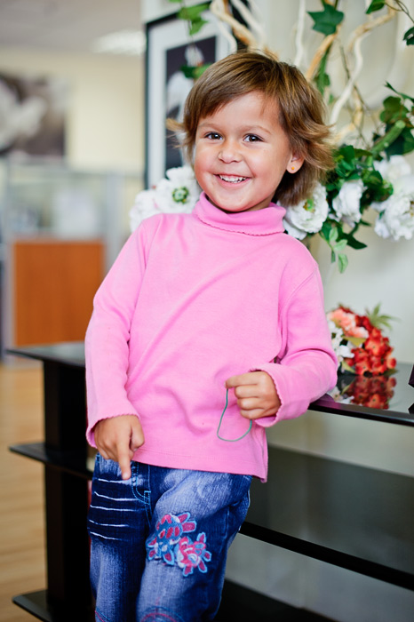 Создатель сайта fotodeti.ru Игорь Губаревпредставляет позитивные фото детейв фотогалереях сайта.. Фэшн съёмка маленьких фотомоделей для промороликов продавцов одежды для детей.