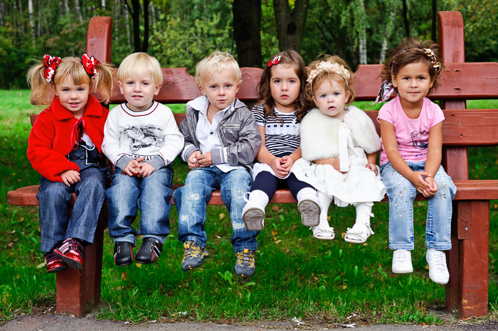 Семейный фотограф Губарев Игорьпредставляет фото играющих детейв фотогалерее.. Организация модной фотосъёмки для для промороликов с малышами на заказ.
