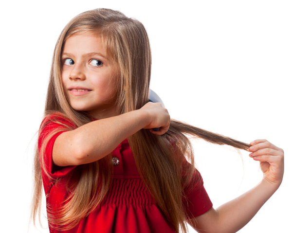 Купить фото девочки, расчесывающей волосы в авторском фотобанке детского фотографа. Фотография, ID 17177