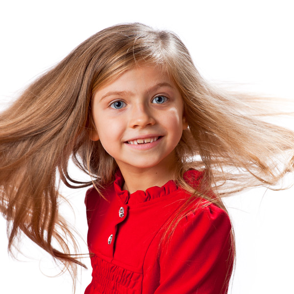 Весёлая маленькая девочка с развивающимися волосами. Портрет для продажи через авторский фотобанк. Фотография, ID 17181