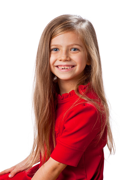 Жизнерадостная девочка с красивыми длинными волосами до пояса. Фотография, ID 17182