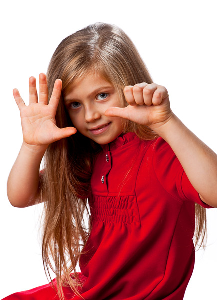 Девочка жестами показывает, что ей шесть лет. Фотография, ID 17183