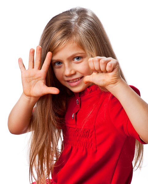 Девочка на пальцах показывает, сколько ей лет - 6. Фотография, ID 17184