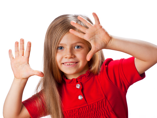 Красивый ребёнок показывает позитивные жесты открытыми ладонями. Фотография, ID 17189