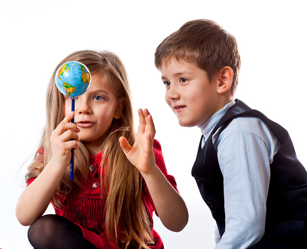 Девочка показывает мальчику глобус и модель оси земли. Фотография, ID 17204