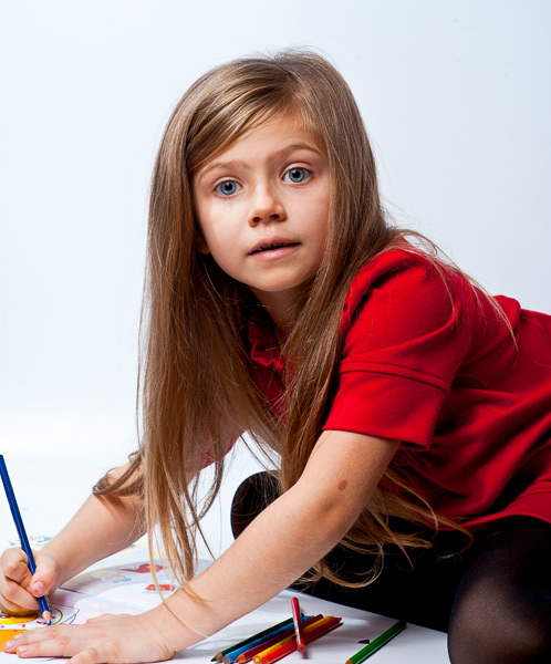 Девочка с длинными светлыми волосами рисует фломастерами. Фотография, ID 17205