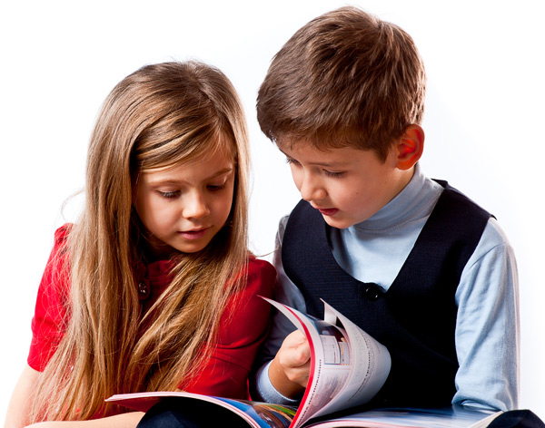 Маленькие мальчик и девочка вместе читают. Фотография, ID 17206