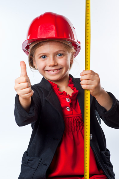Девочка в красной строительной каске демонстрирует позитивные эмоции. Что нам стоит дом построить. Фотография, ID 17211