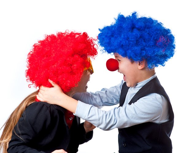 Дети играют в клоунов с цветных смешных париках. Фотография, ID 17220