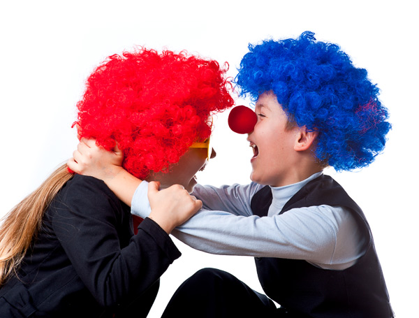 Дети в разноцветных париках играют в клоунов. Фотография, ID 17221