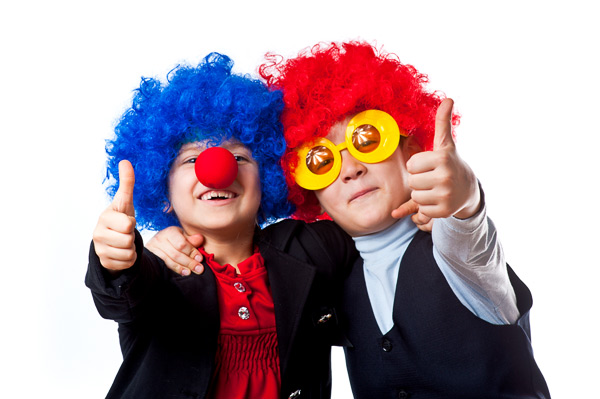Дети-клоуны показывают жестами, что всё отлично, праздник удался. Фотография, ID 17222