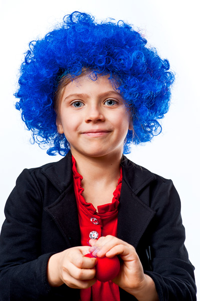 Девочка в синем клоунском парике. Фотография, ID 17224