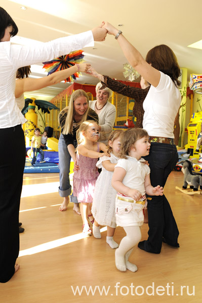 Фотографии детей в галере сайта fotodeti.ru / Дети играют с мамами на детском празднике.