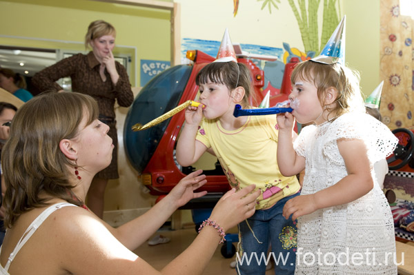 Фотография играющих детей: Девочки пугают мам на празднике.