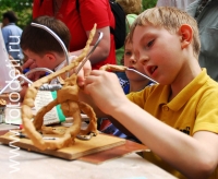 Мальчик работает с глиной на каркасе, фото ребёнка из галереи «Творческие занятия для детей