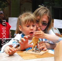 Родитель вместе с ребёнком ваяют скульптуру, фото ребёнка из галереи «Творческие занятия для детей