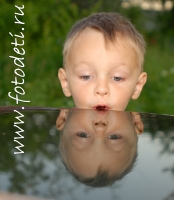 Ребёнок смотрит на своё отражение в воде, забавные фотографии детей на сайте детского фотографа
