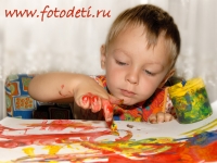 Ребёнок рисует пальчиковыми красками, забавные фотографии детей на сайте детского фотографа