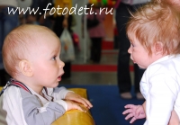 Процесс общения младенцев, забавные фотографии детей на сайте детского фотографа