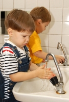 Ребёнок моет руки, дети учатся самостоятельности