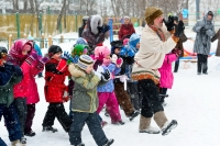 Фотографии дошкольников, созданные во время  игр на свежем воздухе в садике в России