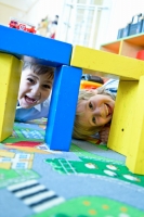 Обучение фотографии играющих детей с эффектом рамки 