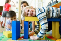 Фотография детей, играющих с кубиками в детском саду