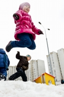 фотография прыгающей девочки зимой на улице