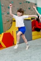 фотография девочки на физкультурном занятии в детском саду