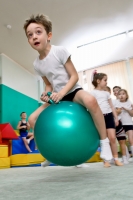 Фотография детей на физкультурном занятии в детском саду