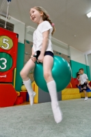 фотография девочки на физкультурном занятии на шаре