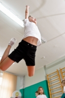 Фотография прыгающего мальчика на физкультурном занятии 