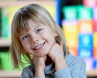Портрет ребенка, сделанный на фоне подсвеченных кубиков