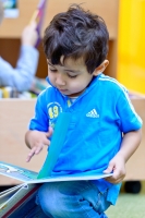 Ребенок с книгой в детском саду ENS Москва